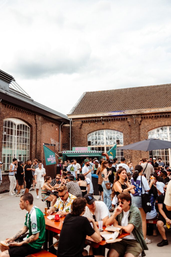 Hotdog-kar-in-de-crowd-het-moment